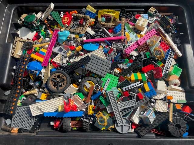 100's of original LEGO pieces - 2 Kilograms worth (LOT 1)