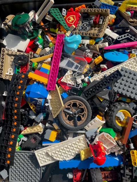 100's of original LEGO pieces - 2 Kilograms worth (LOT 1)