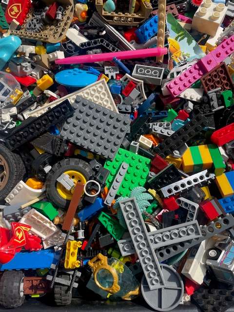 100's of original LEGO pieces - 2 Kilograms worth (LOT 1)