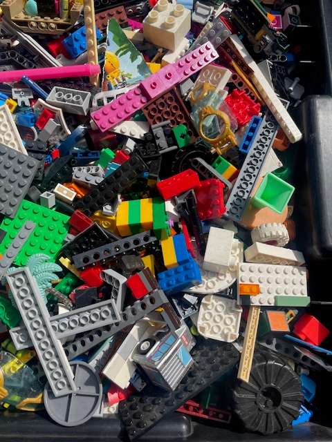 100's of original LEGO pieces - 2 Kilograms worth (LOT 1)