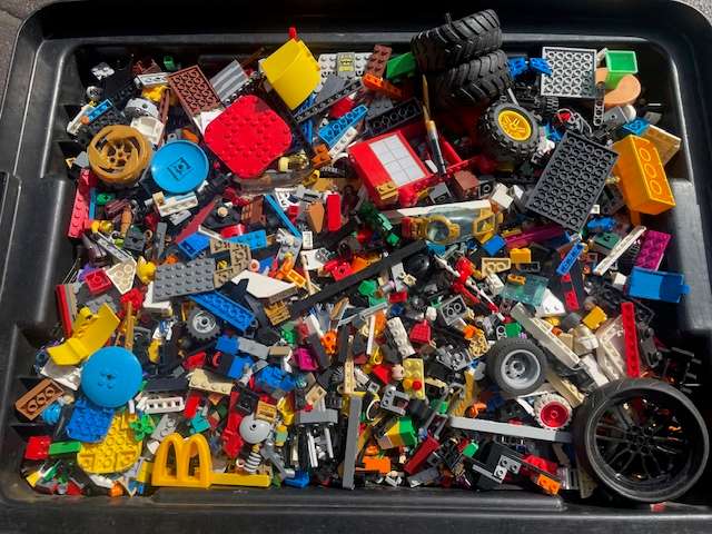 100's of original LEGO pieces - 2 Kilograms worth (LOT 2)