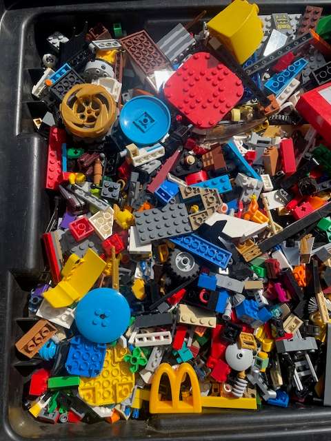 100's of original LEGO pieces - 2 Kilograms worth (LOT 2)