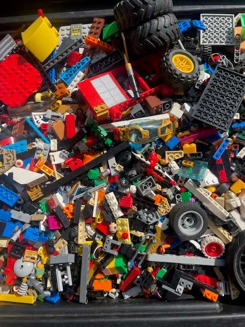 100's of original LEGO pieces - 2 Kilograms worth (LOT 2)