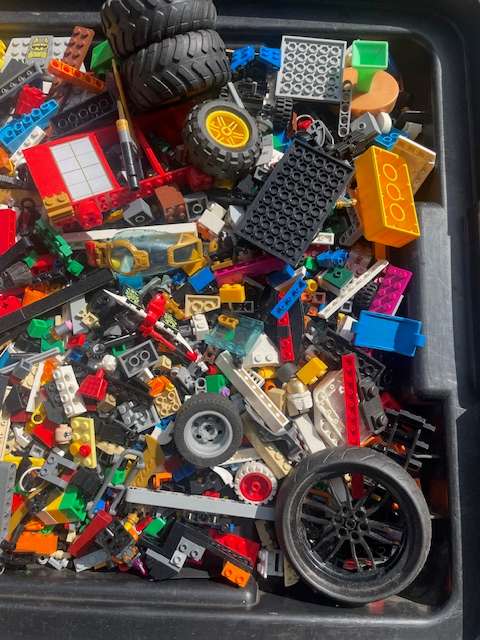 100's of original LEGO pieces - 2 Kilograms worth (LOT 2)