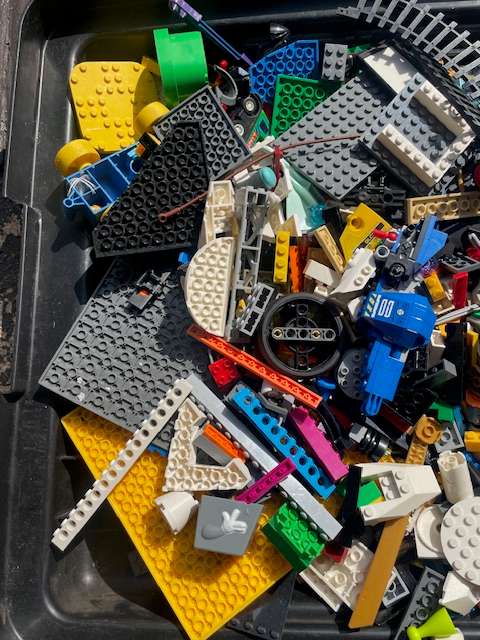 100's of original LEGO pieces - 2 Kilograms worth (LOT 3)