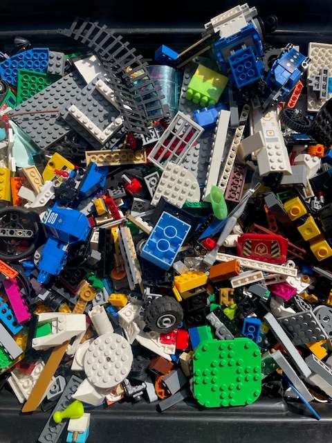 100's of original LEGO pieces - 2 Kilograms worth (LOT 3)