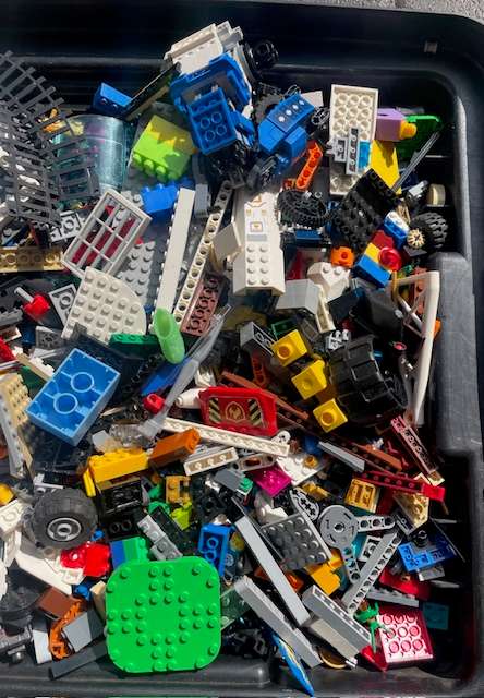 100's of original LEGO pieces - 2 Kilograms worth (LOT 3)