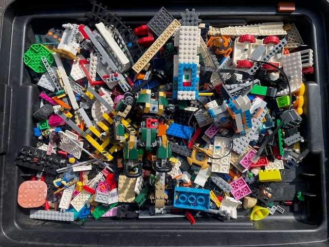 100's of original LEGO pieces - 2 Kilograms worth (LOT 4), Some "electrical" components