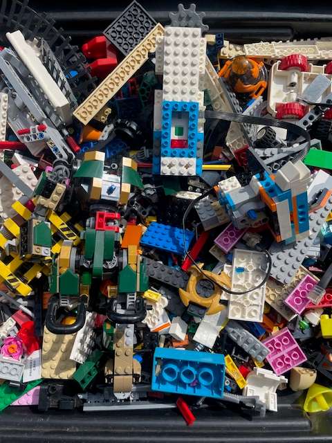 100's of original LEGO pieces - 2 Kilograms worth (LOT 4), Some "electrical" components