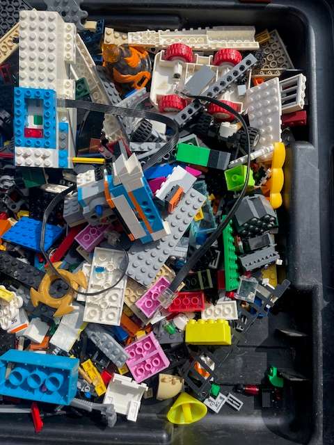 100's of original LEGO pieces - 2 Kilograms worth (LOT 4), Some "electrical" components