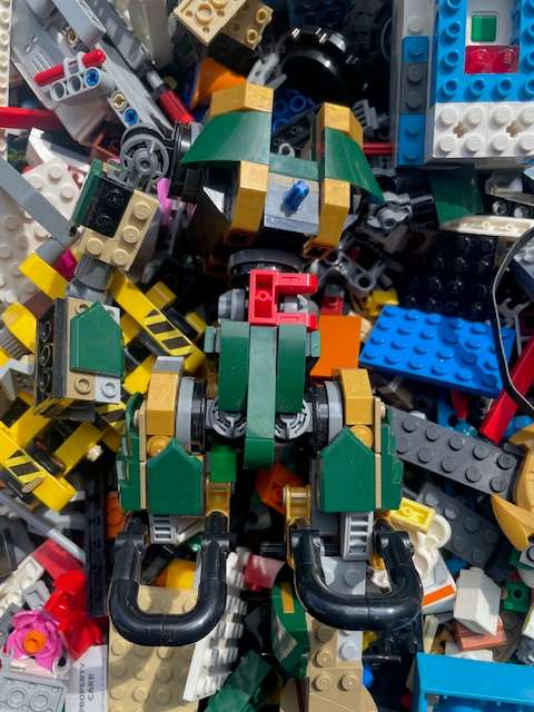 100's of original LEGO pieces - 2 Kilograms worth (LOT 4), Some "electrical" components