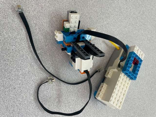 100's of original LEGO pieces - 2 Kilograms worth (LOT 4), Some "electrical" components