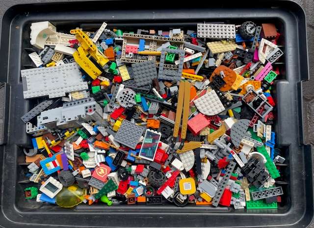 100's of original LEGO pieces - 2 Kilograms worth (LOT 5)