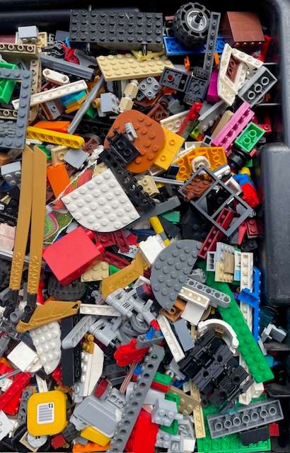 100's of original LEGO pieces - 2 Kilograms worth (LOT 5)