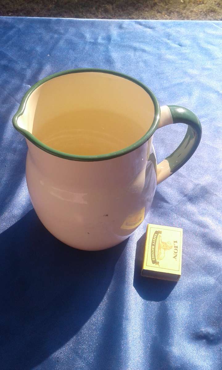 Enamel jug.  Condition : Very good.  150mm high.