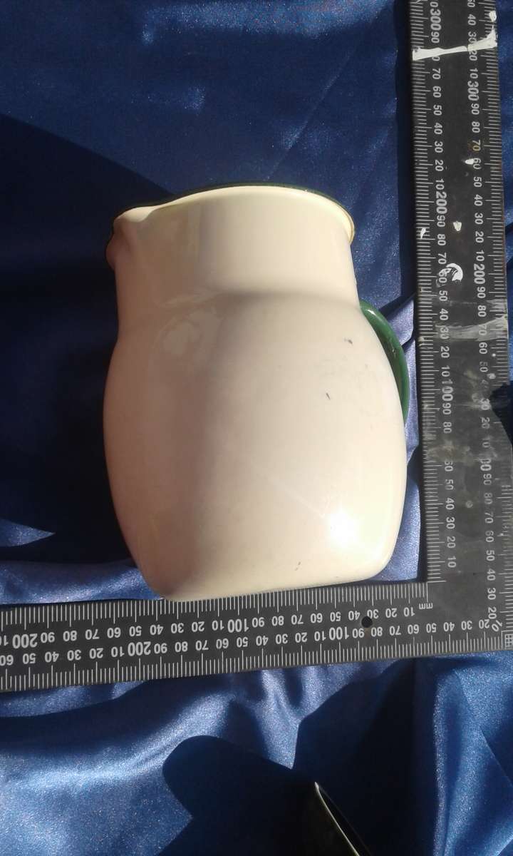 Enamel jug.  Condition : Very good.  150mm high.