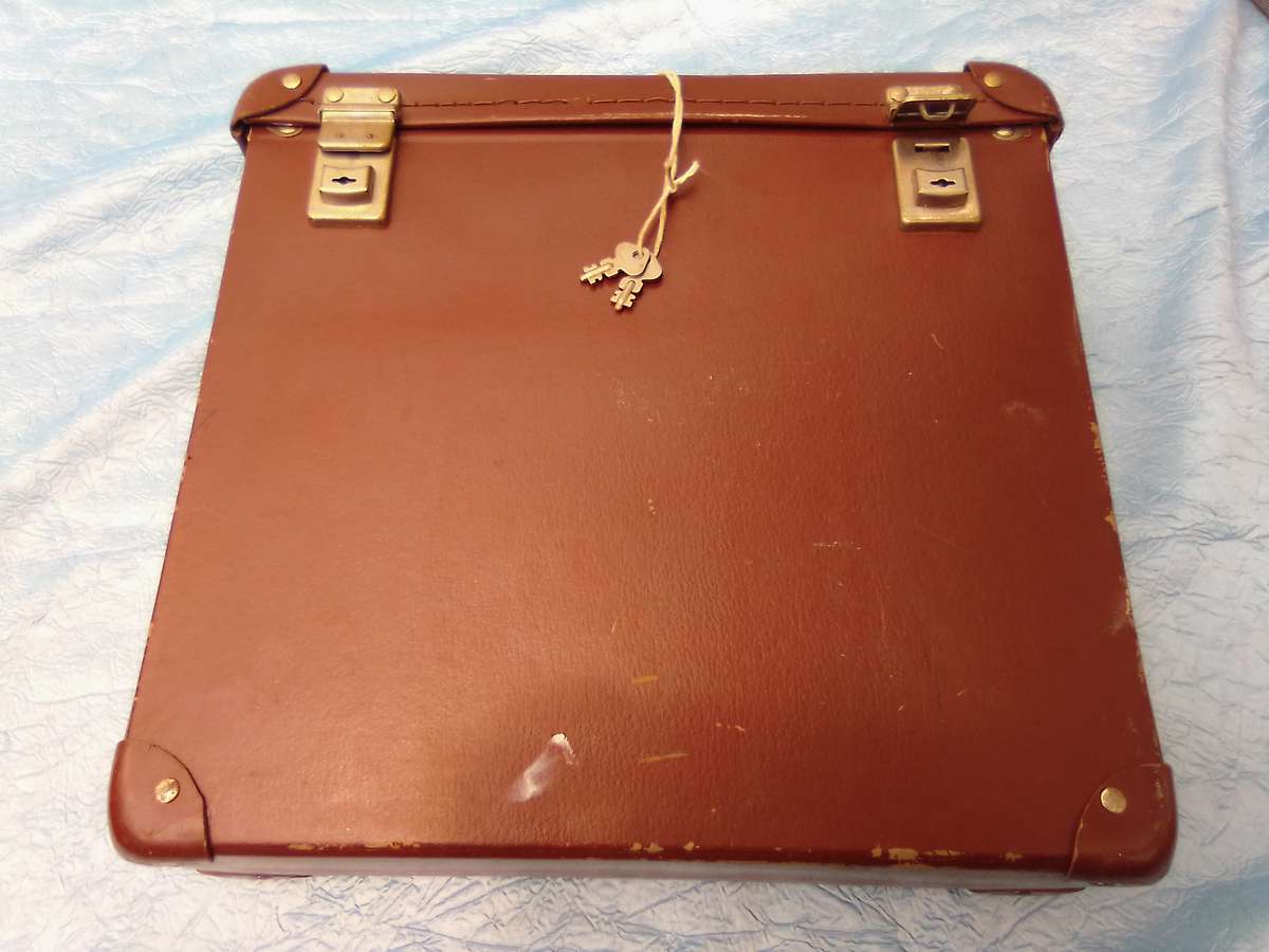 Retro briefcase/storage box with keys.  Condition:  Very good.