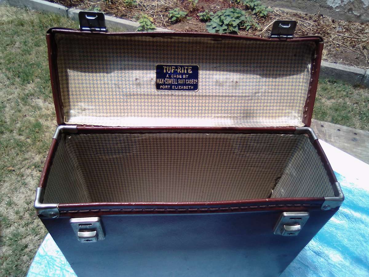 Retro briefcase/storage box with keys.  Condition:  Very good.
