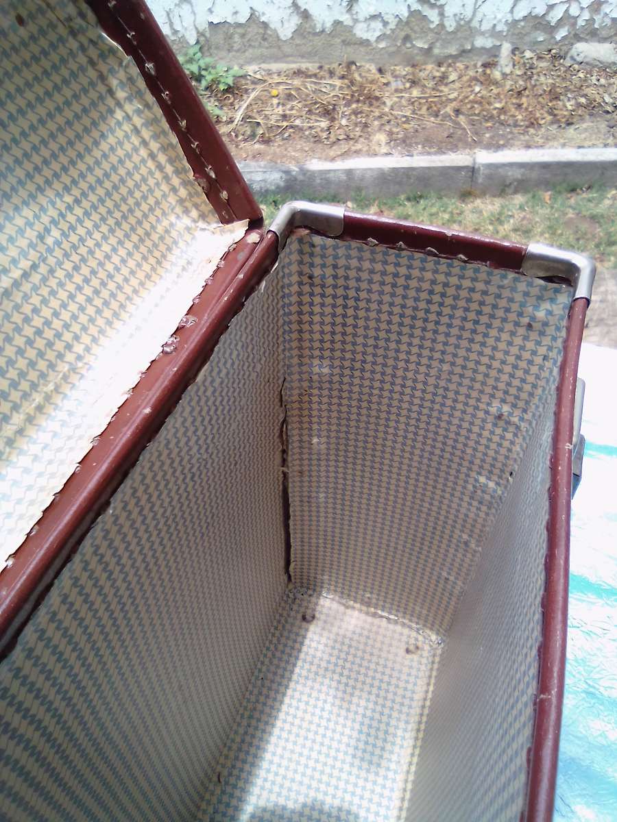 Retro briefcase/storage box with keys.  Condition:  Very good.