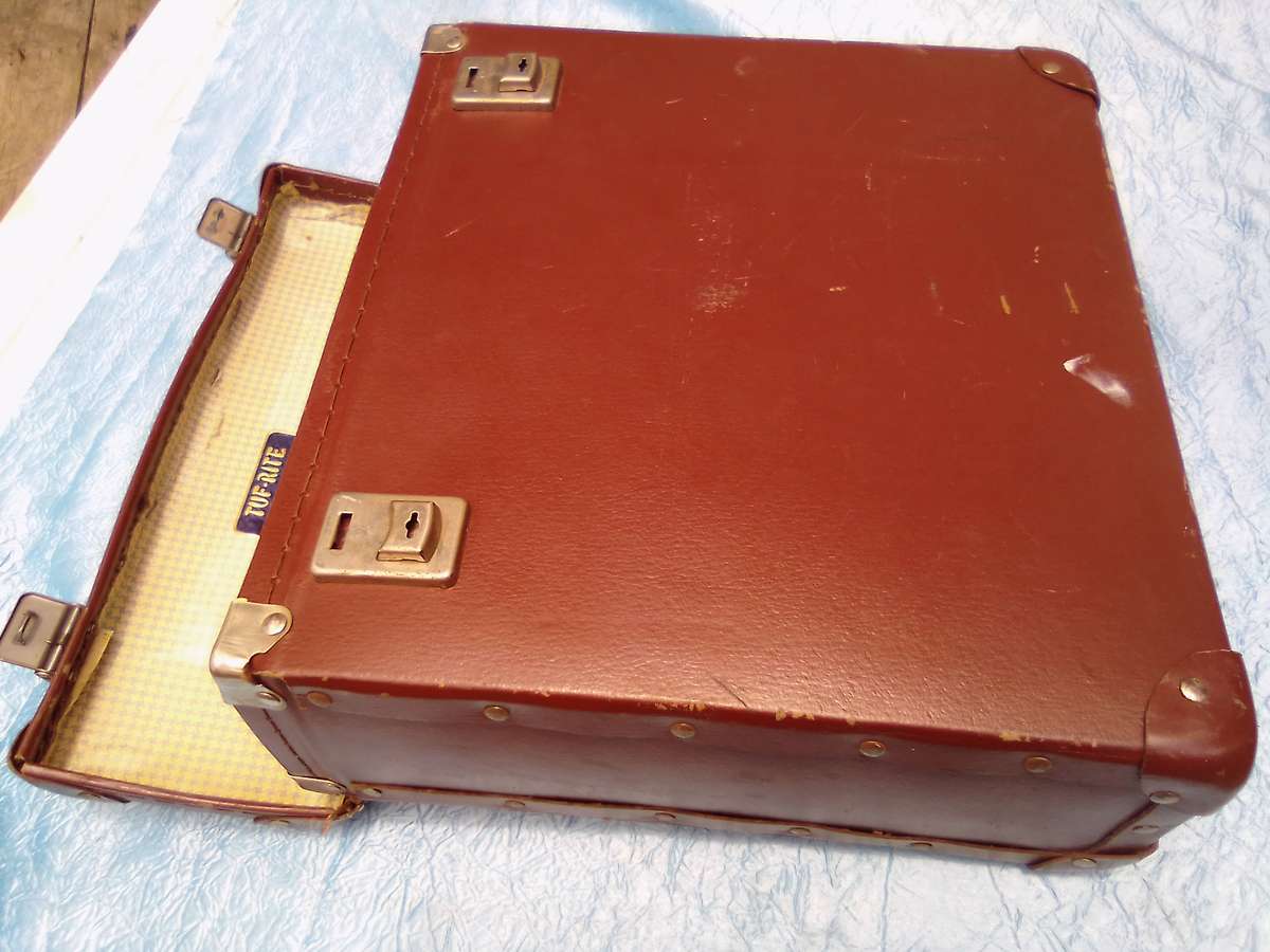 Retro briefcase/storage box with keys.  Condition:  Very good.