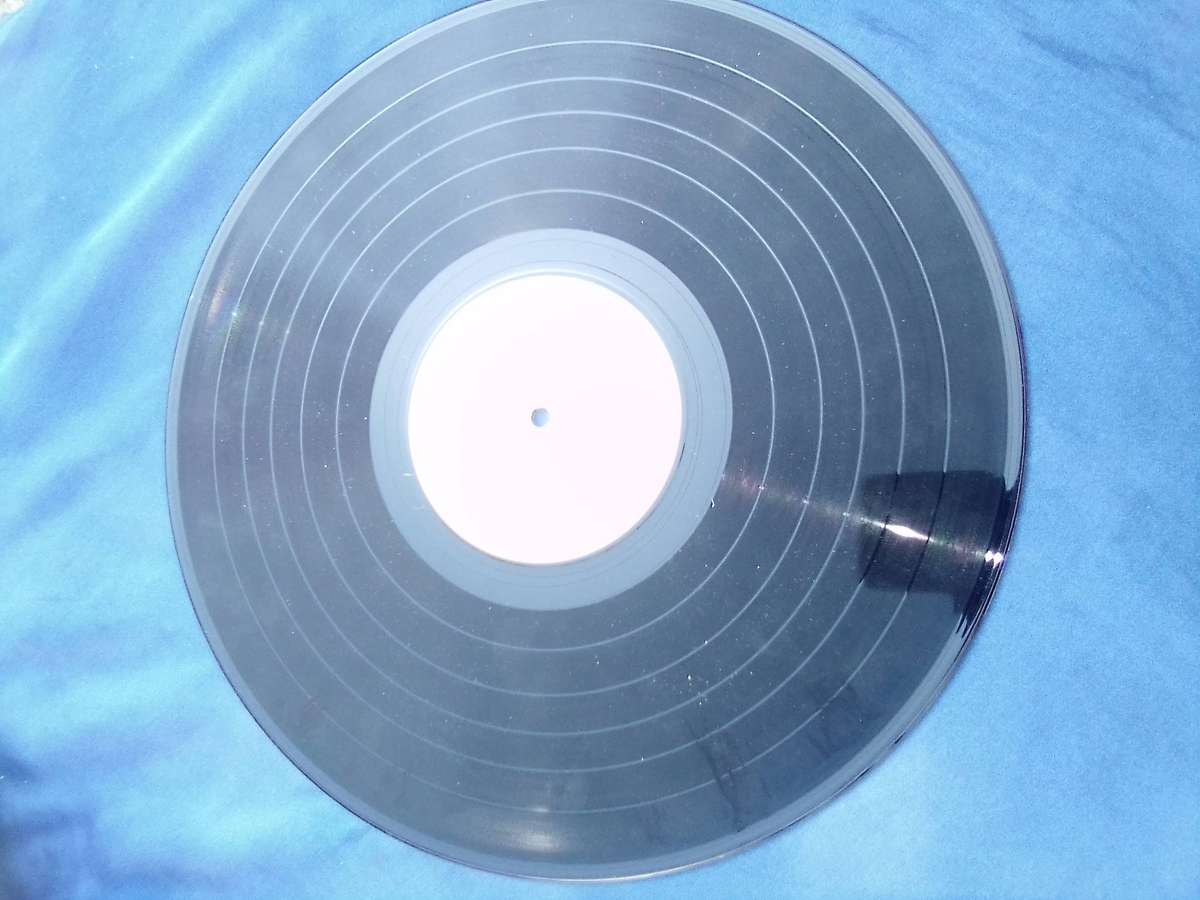 L.P.  Crying My Heart . Sally Vaughn. Cover: Very good.  L.P.:Very good.