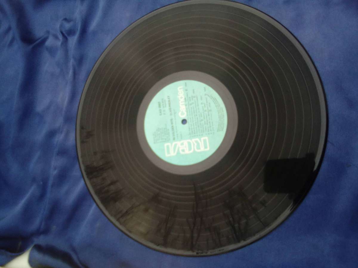 L.P.  "Elvis Presley". 40 Golden Hits.  Double LP   Cover: Good. L.P.: Good.