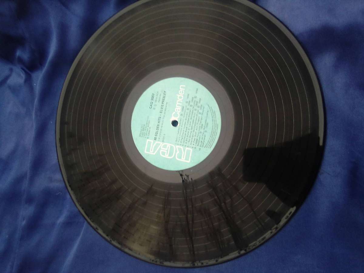 L.P.  "Elvis Presley". 40 Golden Hits.  Double LP   Cover: Good. L.P.: Good.