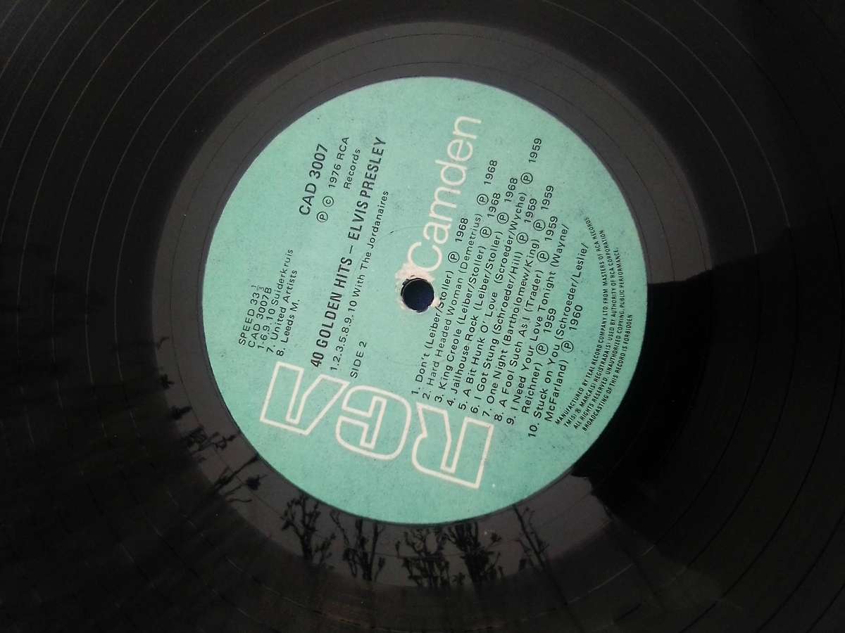 L.P.  "Elvis Presley". 40 Golden Hits.  Double LP   Cover: Good. L.P.: Good.