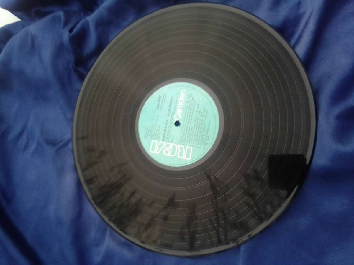 L.P.  "Elvis Presley". 40 Golden Hits.  Double LP   Cover: Good. L.P.: Good.