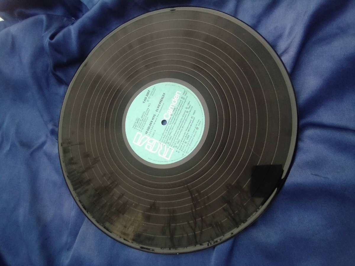 L.P.  "Elvis Presley". 40 Golden Hits.  Double LP   Cover: Good. L.P.: Good.