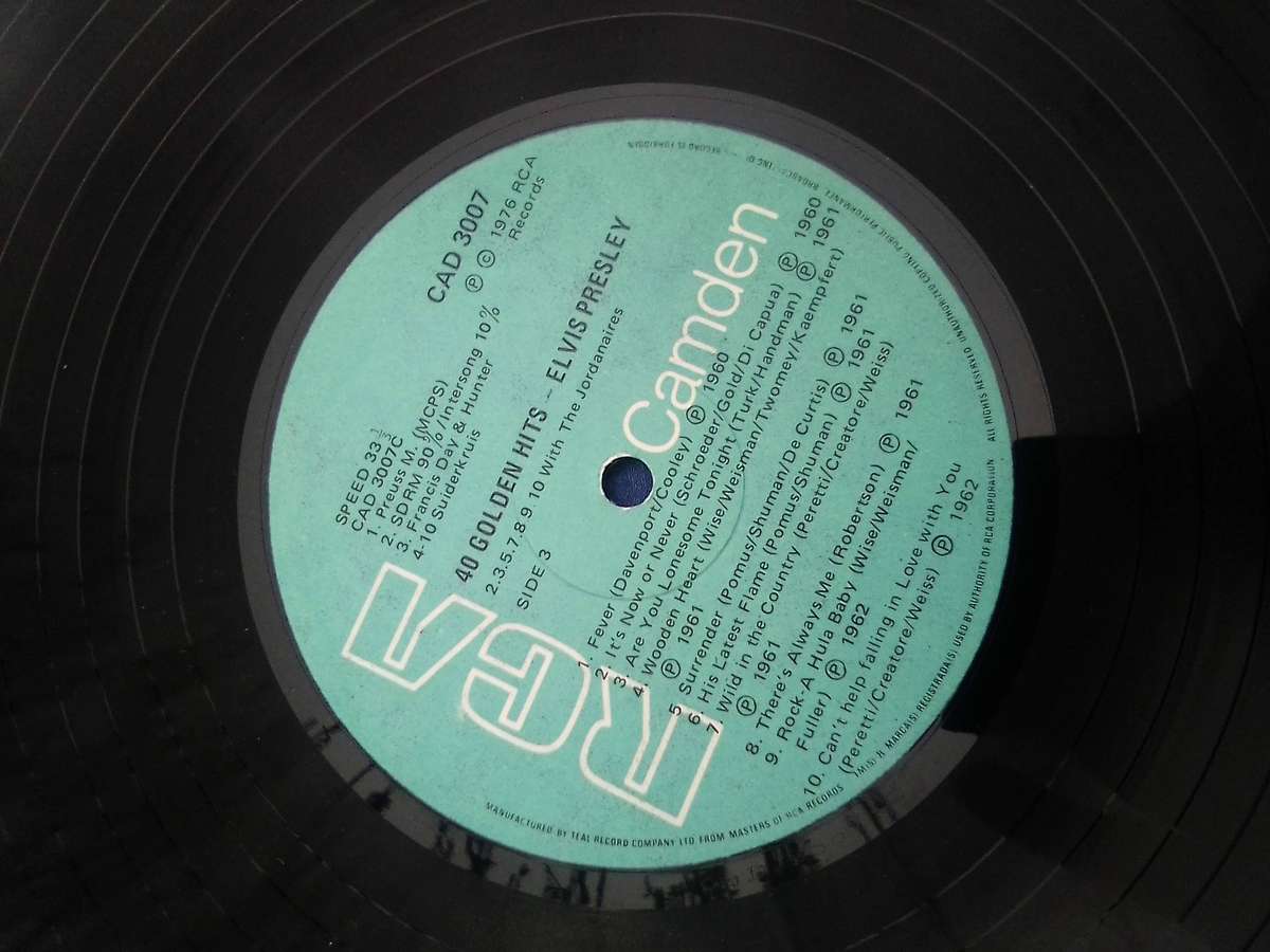 L.P.  "Elvis Presley". 40 Golden Hits.  Double LP   Cover: Good. L.P.: Good.