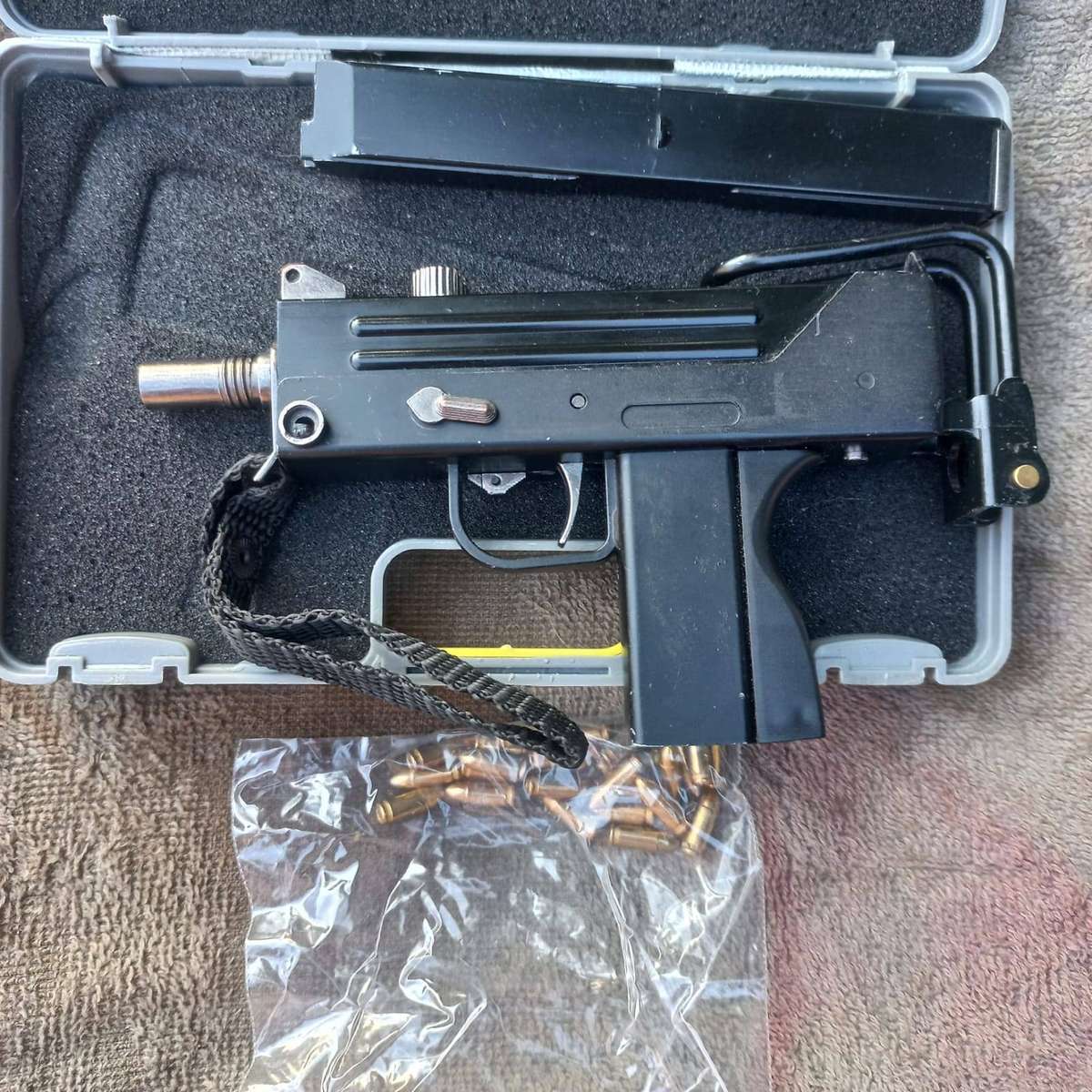 Miniature MAC 10 Uzi