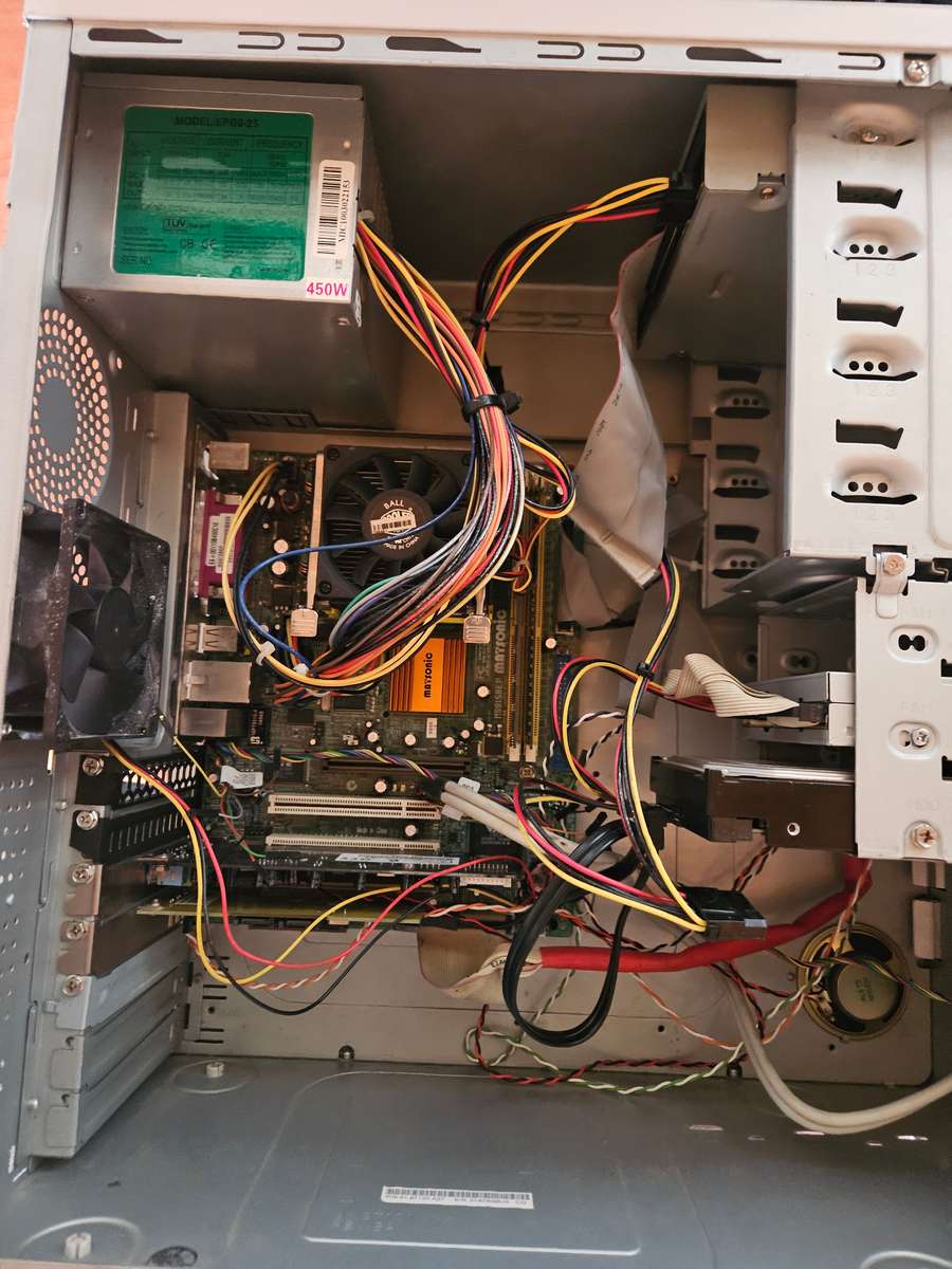 Vintage Pentium 4 Windows 98 PC (2004) With many extras.