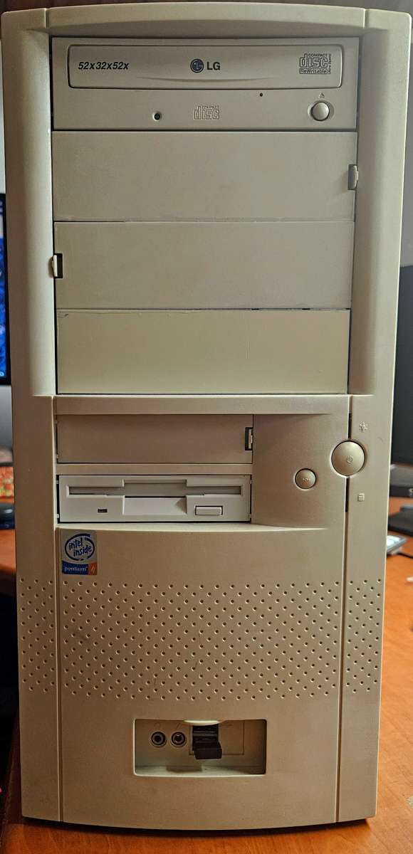 Vintage Pentium 4 Windows 98 PC (2004) With many extras.