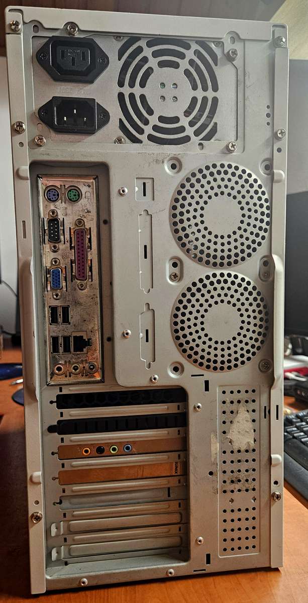 Vintage Pentium 4 Windows 98 PC (2004) With many extras.