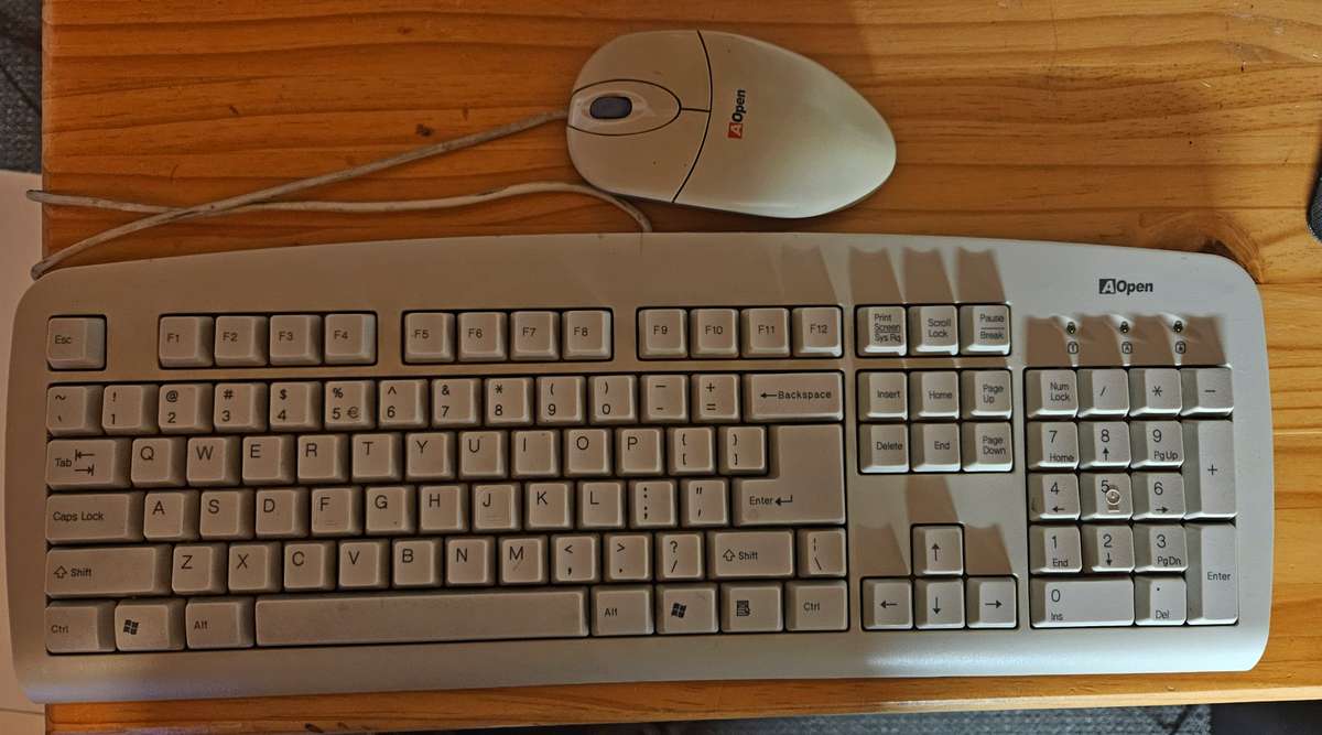 Vintage Pentium 4 Windows 98 PC (2004) With many extras.