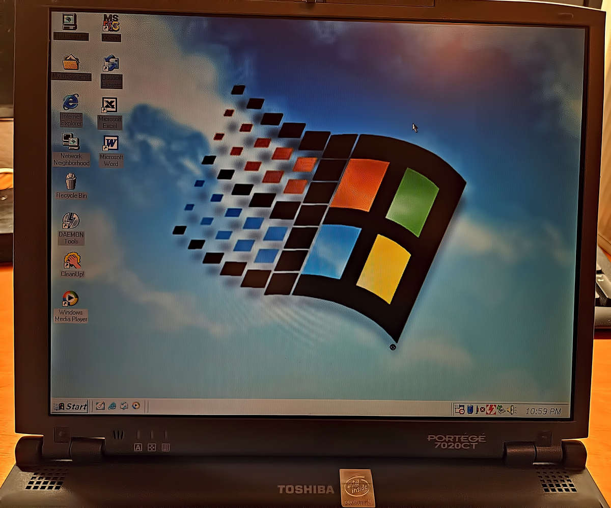 Vintage Pentium II Windows 98 latop. Toshiba Portege 7020CT