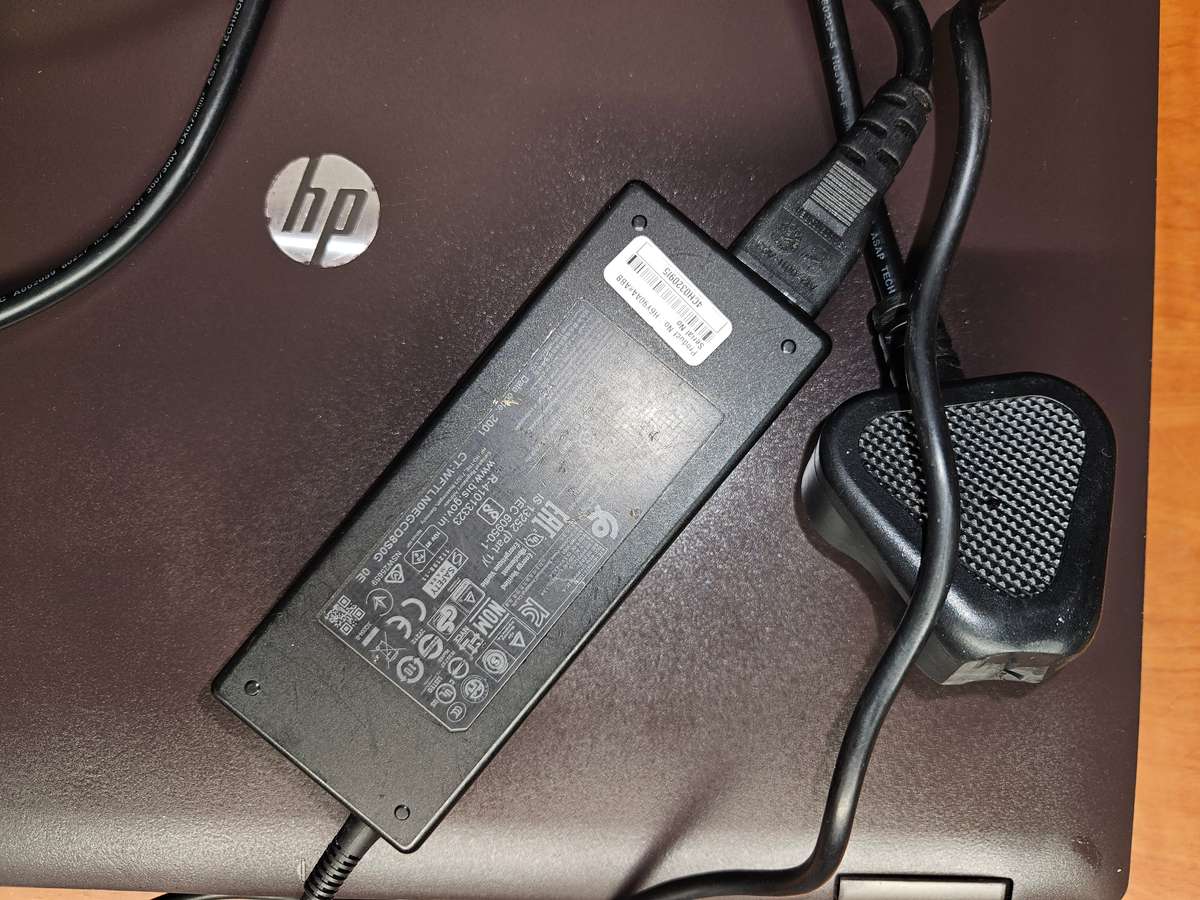 HP 6560B Laptop Computer - i3 - 8Gb RAM - 320Gb Drive - Charger & Case - Win 10