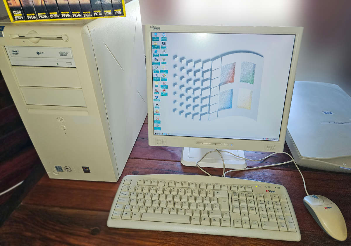 Dell Pentium III Desktop PC (2000) with many extras.