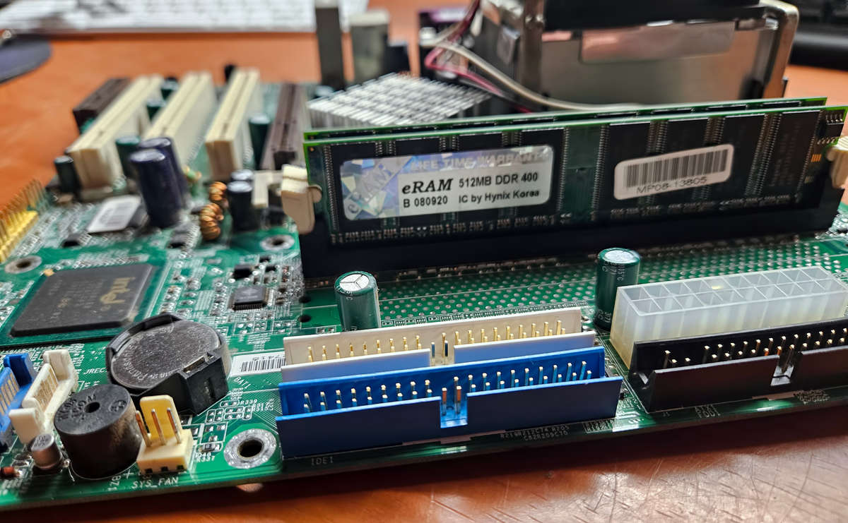 Pentium 4 Mother Board- 1Gb RAM & I/O shield