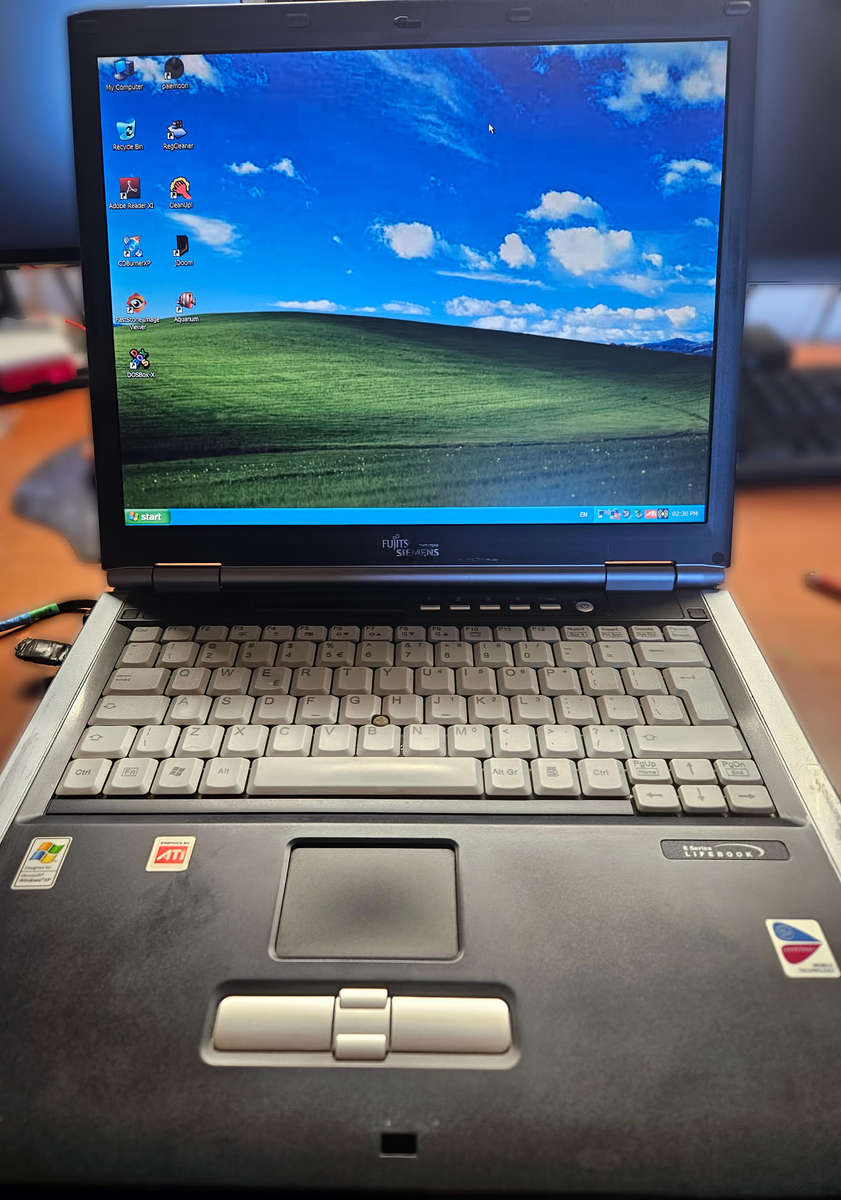 Fujitsu Siemens Lifebook E8020  Windows XP Laptop - ATi graphics (2005)