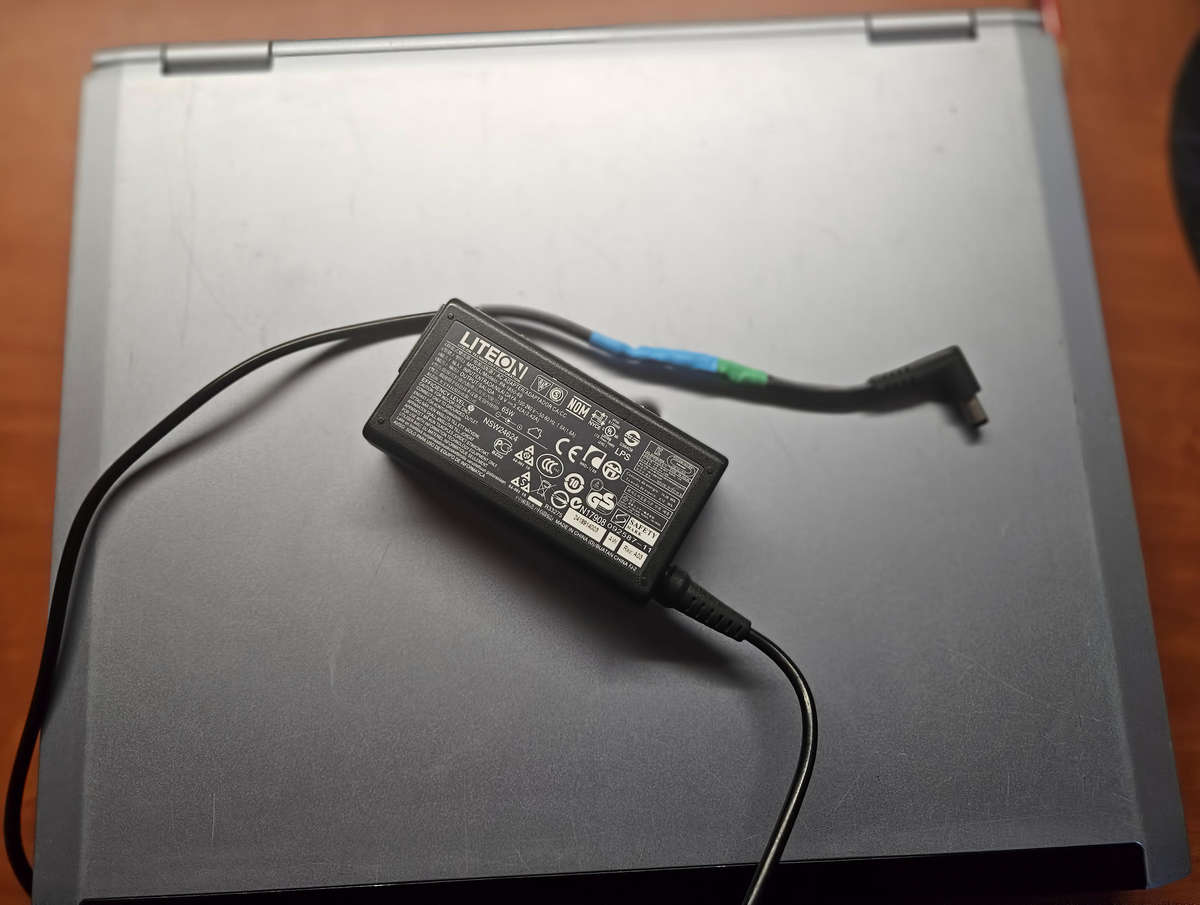 Fujitsu Siemens Lifebook E8020  Windows XP Laptop - ATi graphics (2005)