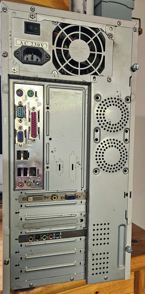 Windows 98 P4 Gaming PC -ATi AGP - 512Mb - 80Gb - DVD