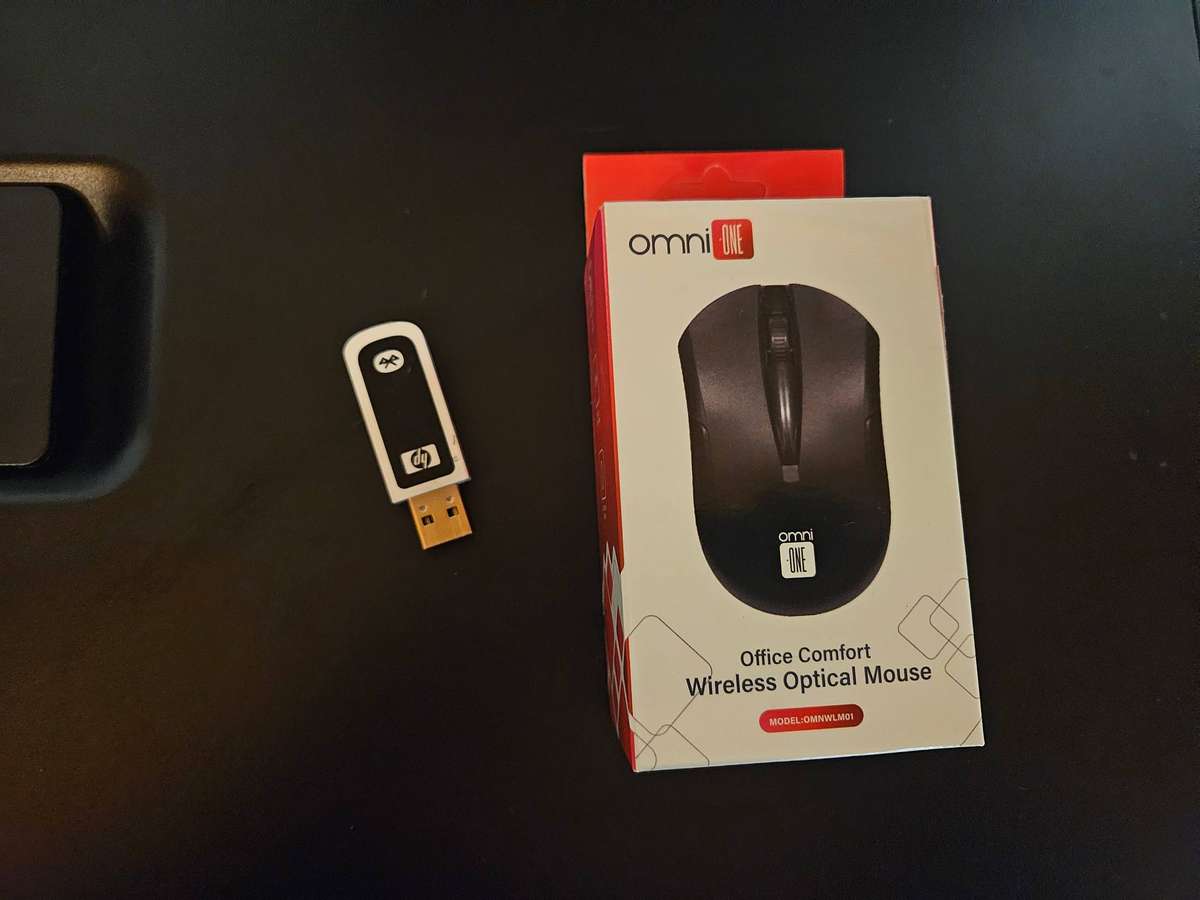 HP Elite Desk 705 G3 SFF - Dell Monitor - 8Gb RAM - 500Gb HDD - KB & Mouse