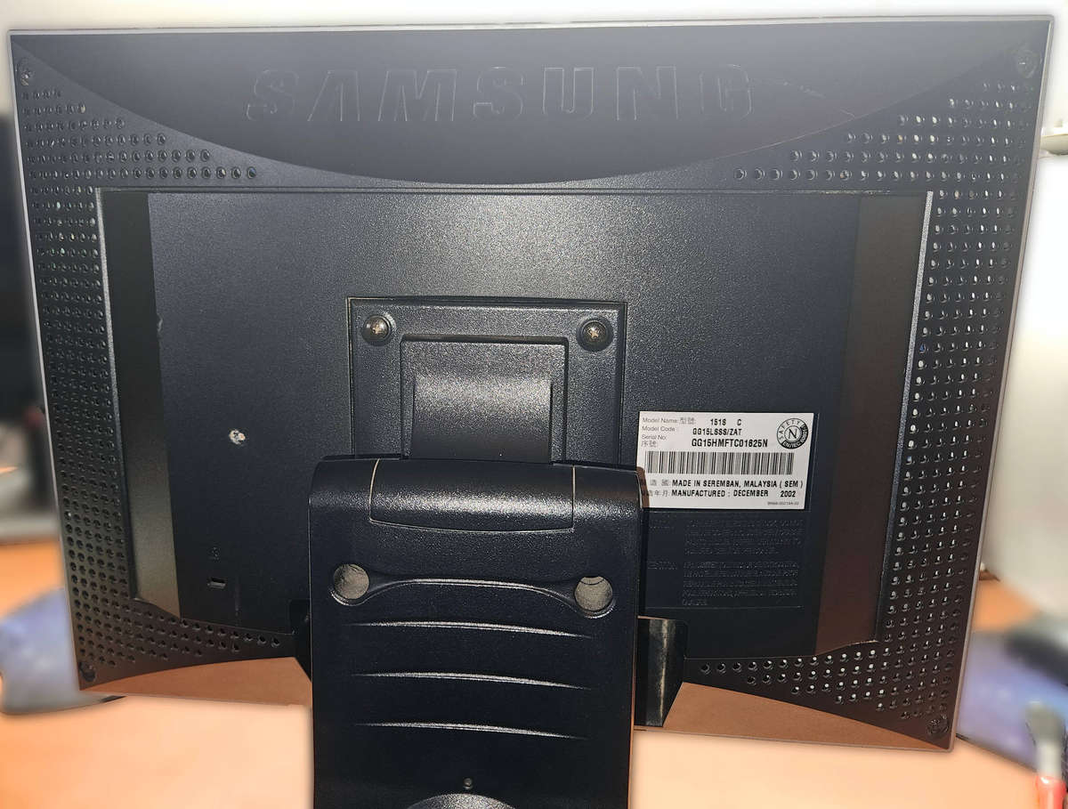 Samsung Syncmaster 151s 15" LCD monitor (2002)