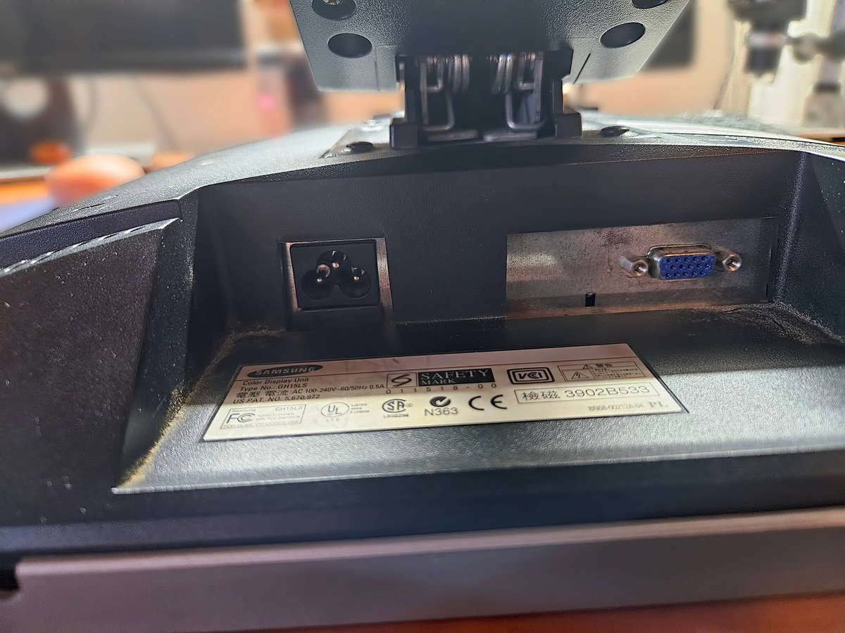 Samsung Syncmaster 151s 15" LCD monitor (2002)