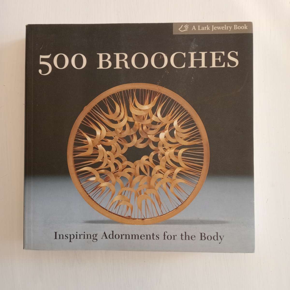 500 Brooches: Inspiring Adornments for the Body [A Lark Jewelry Book]