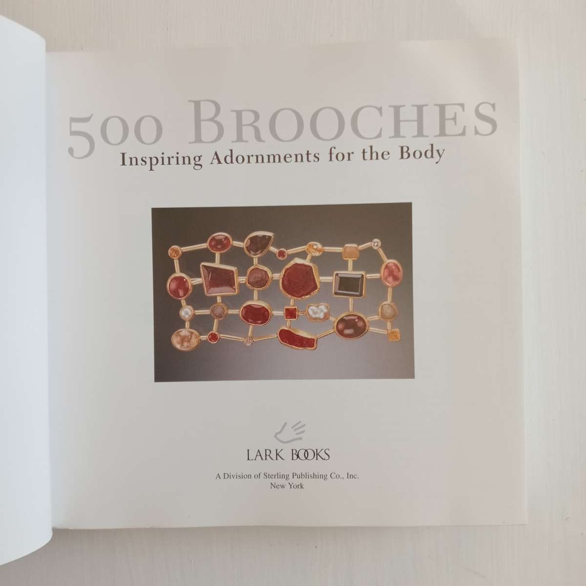 500 Brooches: Inspiring Adornments for the Body [A Lark Jewelry Book]