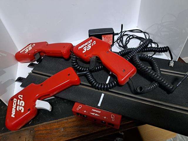 NINCO START STRAIGHT WITH 3 CONTROLLERS AND POWER PACK