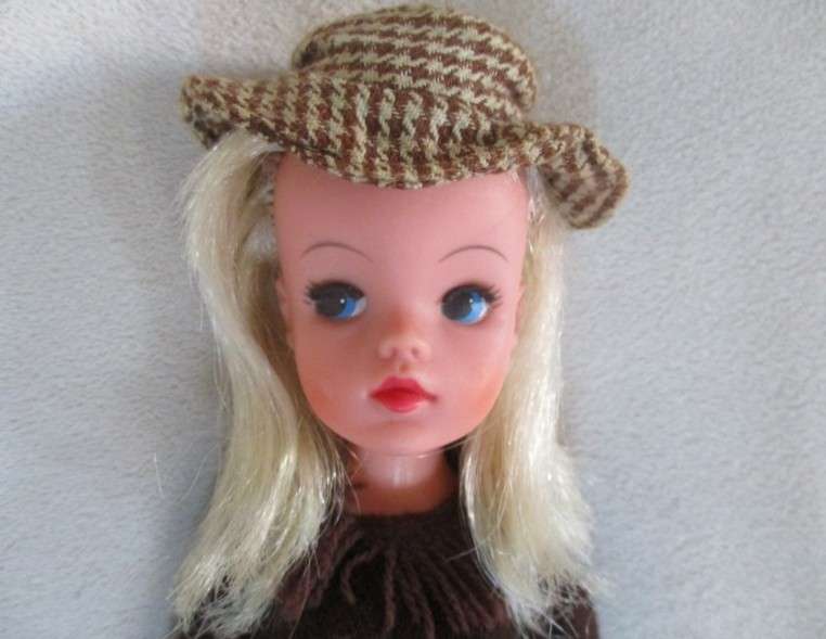A vintage 1975/76 Sindy doll in cute vintage original? outfit